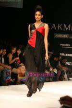 Model walks the ramp for Arjun Show at Lakme Winter fashion week day 4 on 20th Sept 2010 (55).JPG